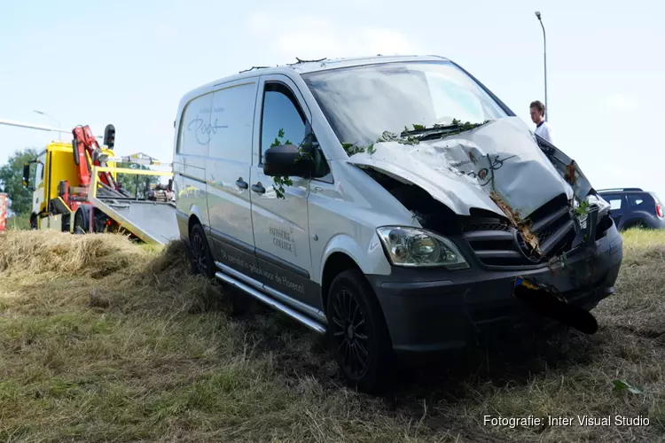 Bestelbus raakt van de weg in Bergen