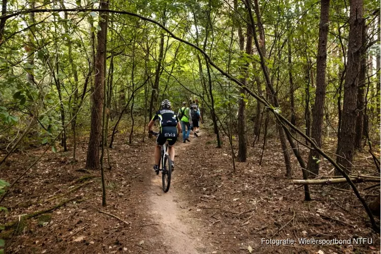 Mountainbikers ruimen samen zwerfafval op in Schoorlse Duinen