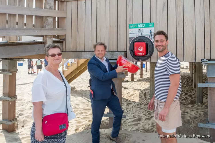 Eerste AED onthuld bij strandpaviljoen Hargen