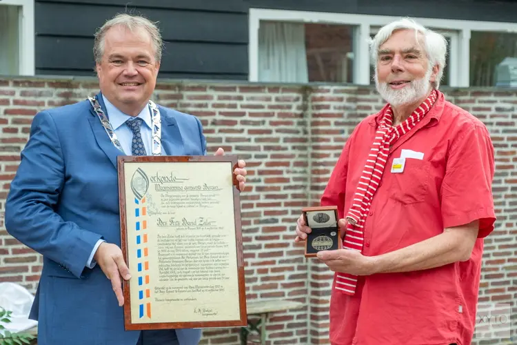 Burgemeester Voskuil reikt Muzepenning uit