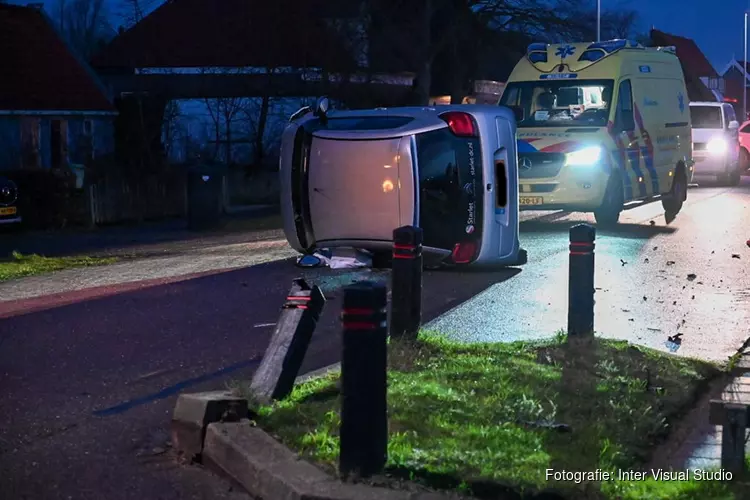 Automobiliste kantelt met auto in Schoorl