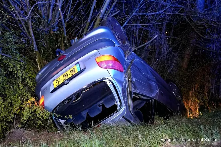 Automobilist op de kop bij ongeluk in Egmond-Binnen