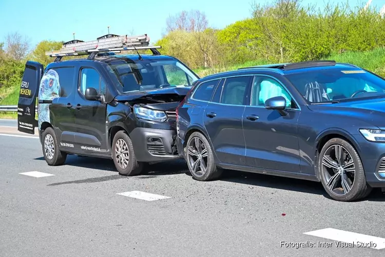 Kop-staartbotsing op de N9 bij Schoorldam