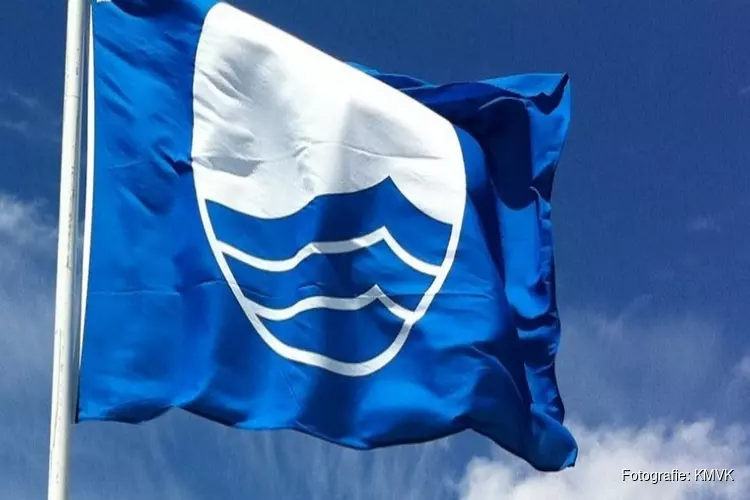 Blauwe vlag wappert weer op stranden gemeente Bergen