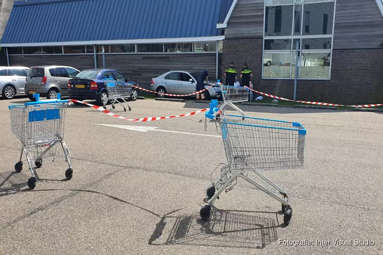 Auto botst tegen supermarkt in Egmond aan den Hoef