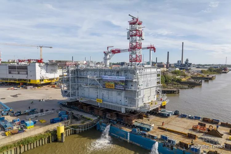 Na succesvolle load out wordt topside Hollandse Kust (noord) nu in stelling gebracht voor zeetransport naar Egmond aan Zee