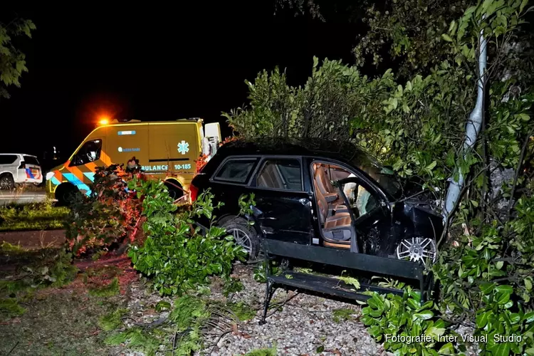 Auto belandt in tuin bij eenzijdig ongeval in Bergen