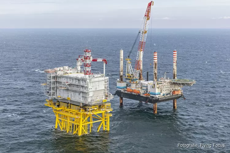 Topside Hollandse Kust (noord) voor  TenneT succesvol op jacket geplaatst