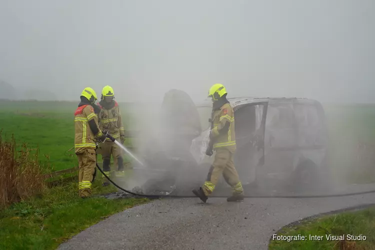 Busje brandt volledig uit in Egmond aan den Hoef