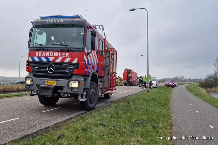 Auto te water nabij Schoorldam