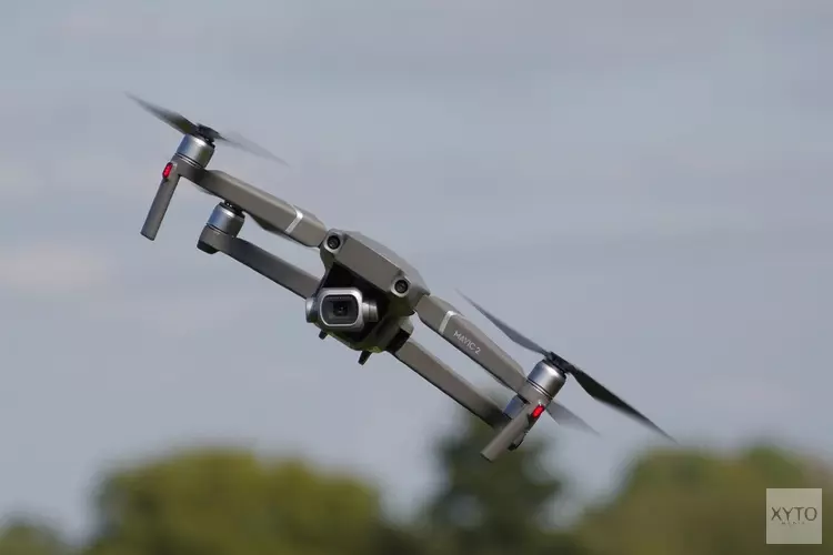 Leerlingen vliegen met drones in De Meent