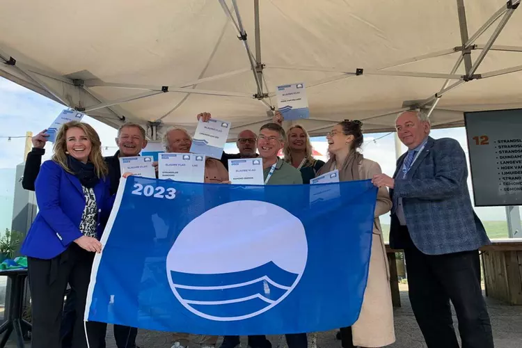 Helga van Leur reikt Blauwe vlag uit voor stranden gemeente Bergen NH
