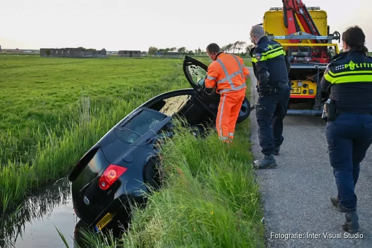 In Warmenhuizen gestolen auto eindigt in sloot in Groet