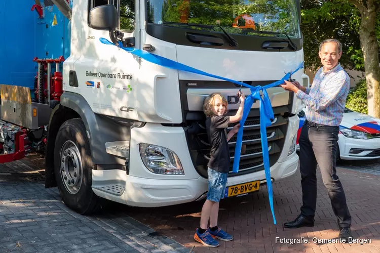 Wethouder Ernest Briët geeft startsein voor rijden nieuwe huisvuilwagen in de gemeente Bergen
