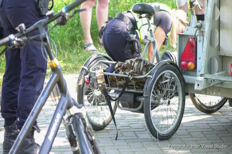 Driewielerfiets rijdt tegen aanhanger in Bergen