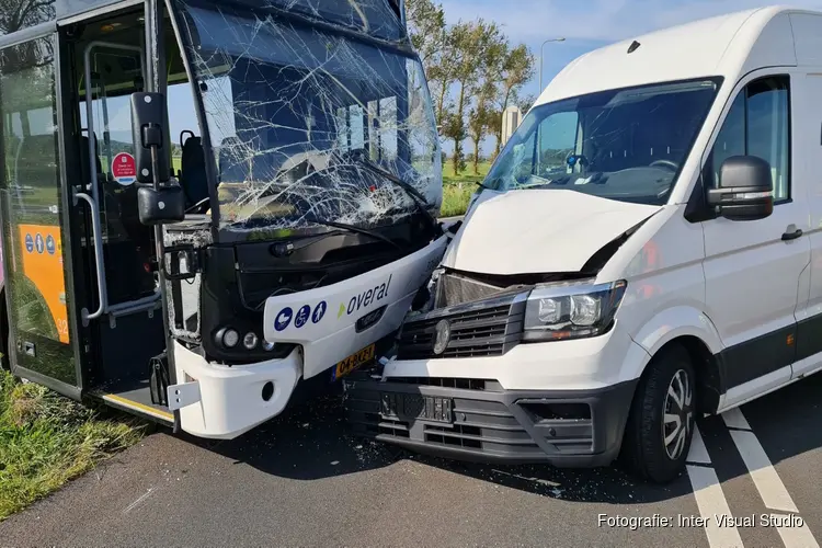 Drie gewonden bij ongeval met lijnbus in Egmond aan den Hoef