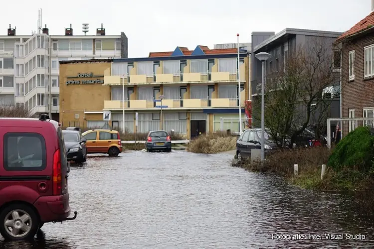 Hoogwater in Bergen aan Zee, straten staan blank
