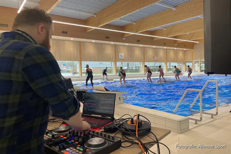 Aquasportochtend op muziek van live DJ in zwembad De Beeck