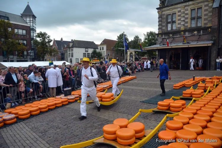 De Kaasmarkt van Alkmaar luidt op vrijdag 29 maart het Hollandse kaasmarktseizoen in