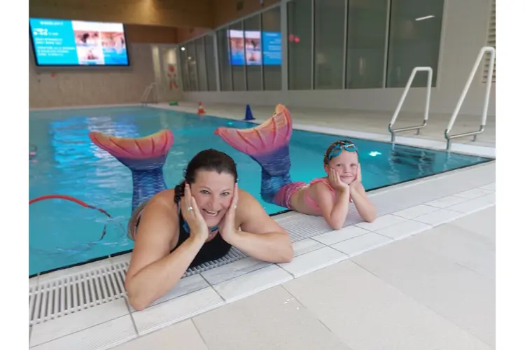 Moeders zwemmen op Moederdag gratis in De Beeck  Inclusief gratis moeder- en kind zeemeerminzwemmen