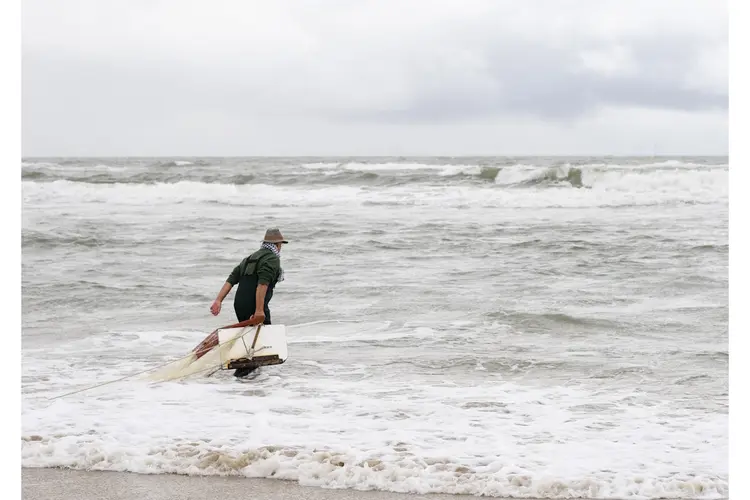 Op zondag 15 september ‘s ochtends vroeg met IVN-gidsen korren in de branding van Bergen aan Zee