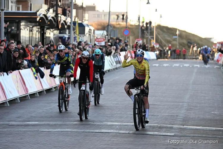 Hattrick Hero Dupont sprint zich in recordtijd in illuster rijtje tijdens de GP Groot Egmond-Pier-Egmond 2025