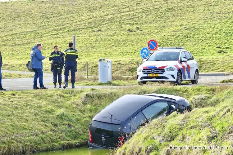 Auto rolt te water in Schoorl