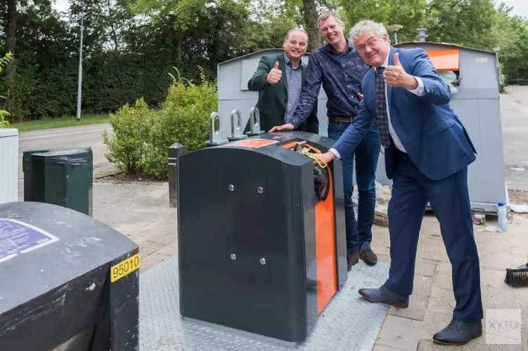 Duurzame perscontainer op de Paardenmarkt in Schoorl