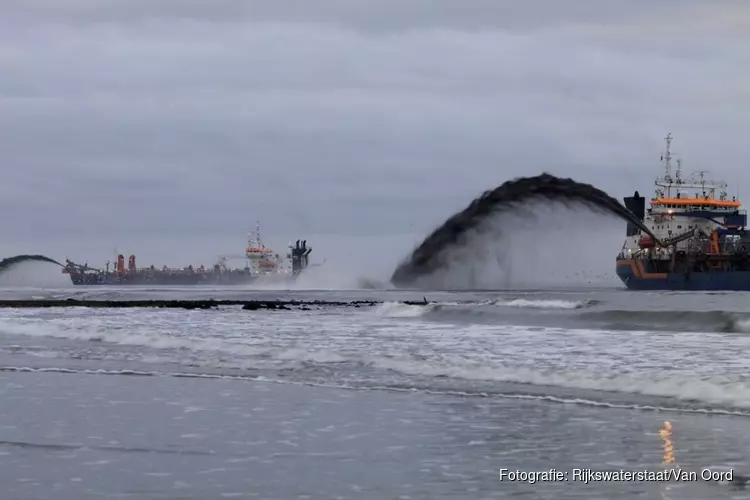 Nieuwe zandbank voor kust van Bergen en Egmond: 2,5 miljoen kuub zand opgespoten