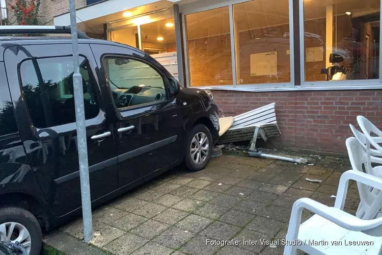 Bestuurder rijdt eigen gevel van Schoorls wooncomplex in