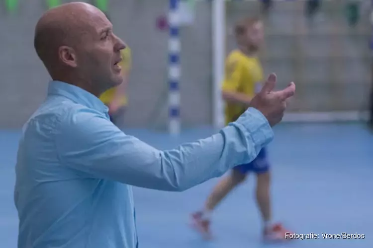 Hoofdtrainer en coach Roland Verduin neemt na 16 jaar afscheid van handbalvereniging Vrone