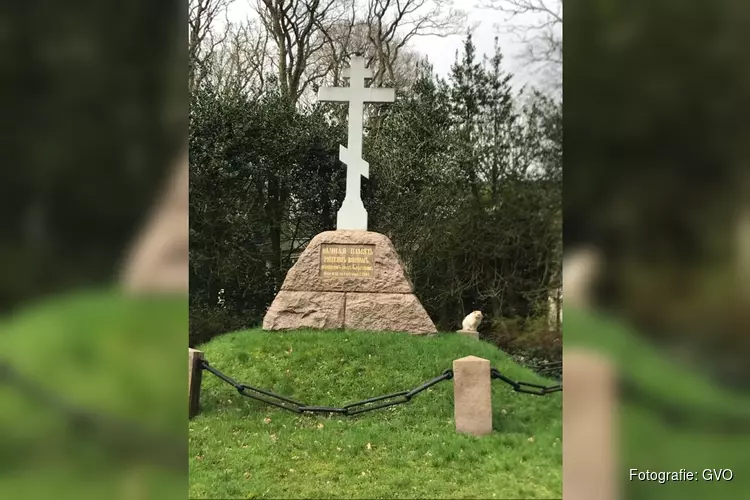 (Siberische) Kat bewaakt Russenmonument in Bergen!