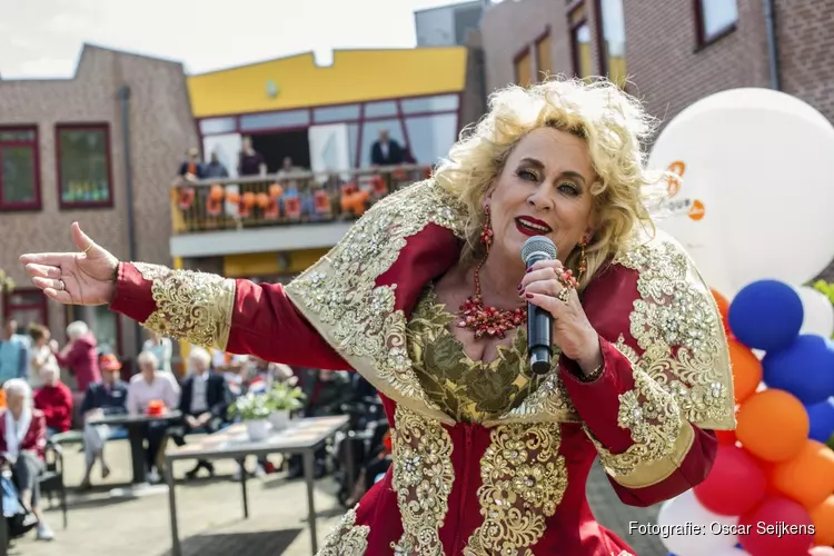 Karin Bloemen verrast bewoners De Oudtburgh tijdens Ali B Vrienden Tour