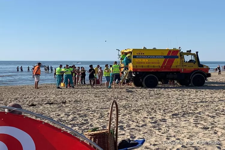 Drie personen onwel geworden op strand Egmond aan Zee