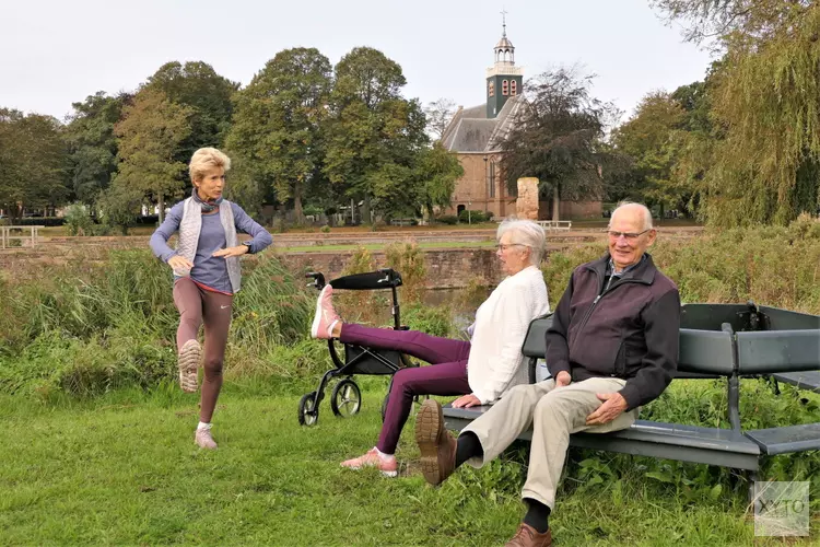 Nieuwe beweeggroep 80 wandelt rond slotkapel in Egmond