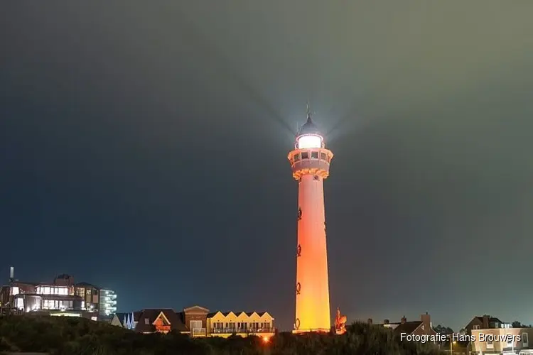 Vuurtoren Egmond kleurt Oranje