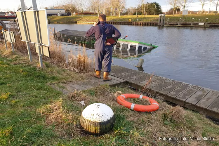 Dekschuit en tractor gezonken in Schoorldam