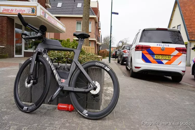 Wielrenner gewond na aanrijding in Groet