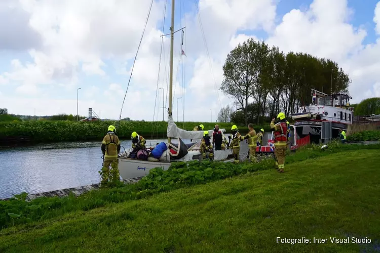 Zeilboot dreigt te zinken bij Schoorldam