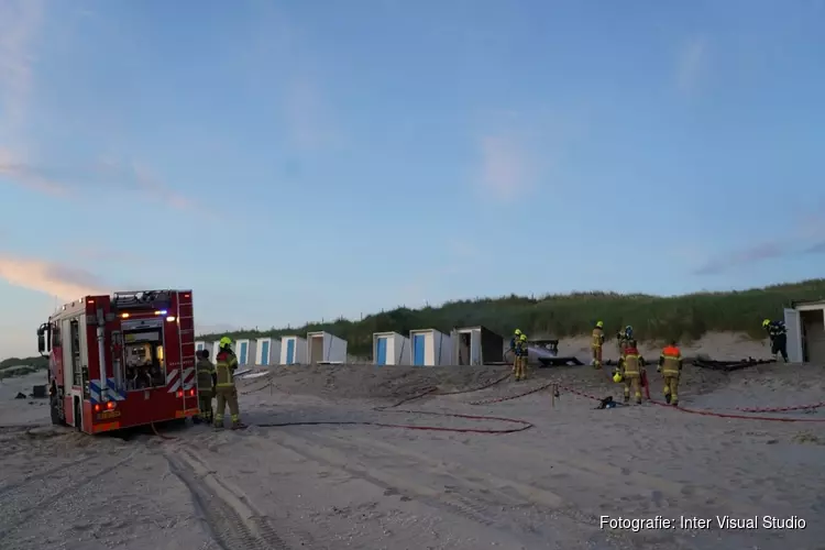 Vier strandhuisjes in brand in Camperduin